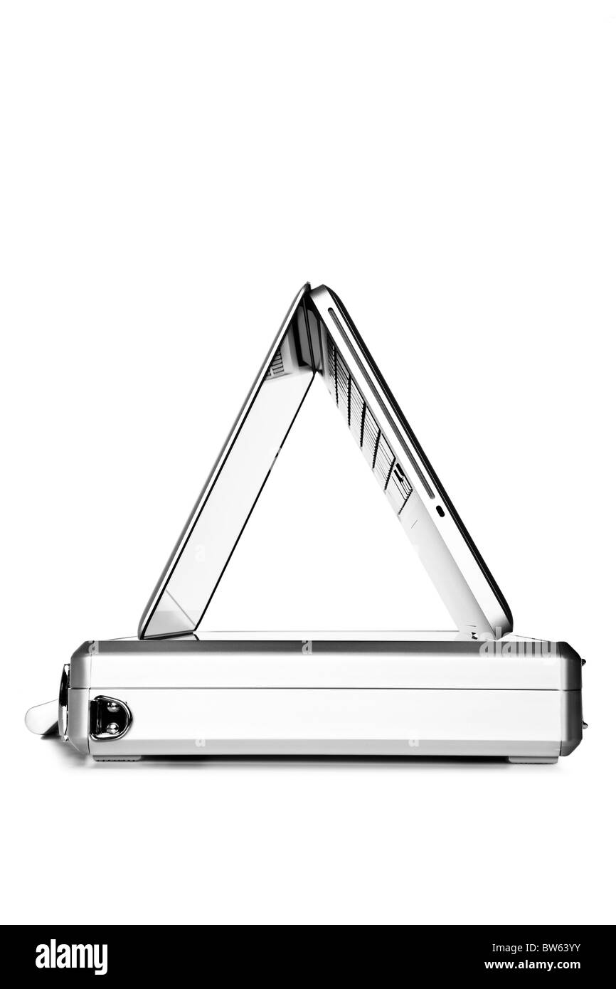 Ordinateur portable et porte-documents on white Banque D'Images