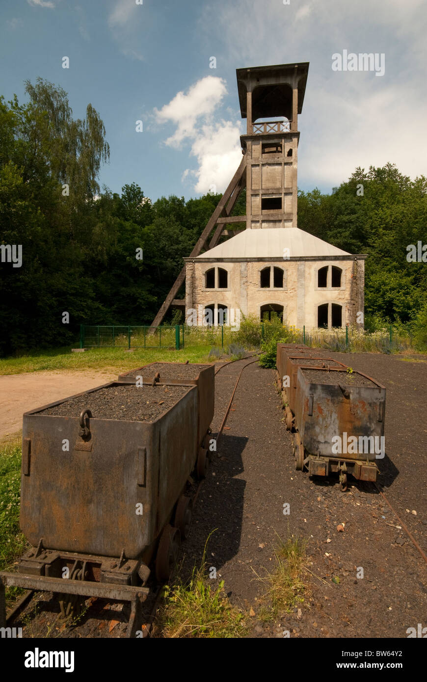 Voitures à partir de minerai métallique une mine abandonnée devant l'arbre de ventilation d'origine. Banque D'Images