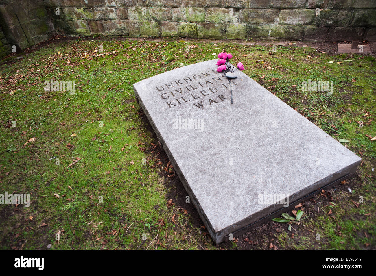 Pierre tombale d'inconnu à l'ancienne cathédrale de Coventry civils tués pendant le Blitz, Coventry Warwickshire Angleterre UK Banque D'Images