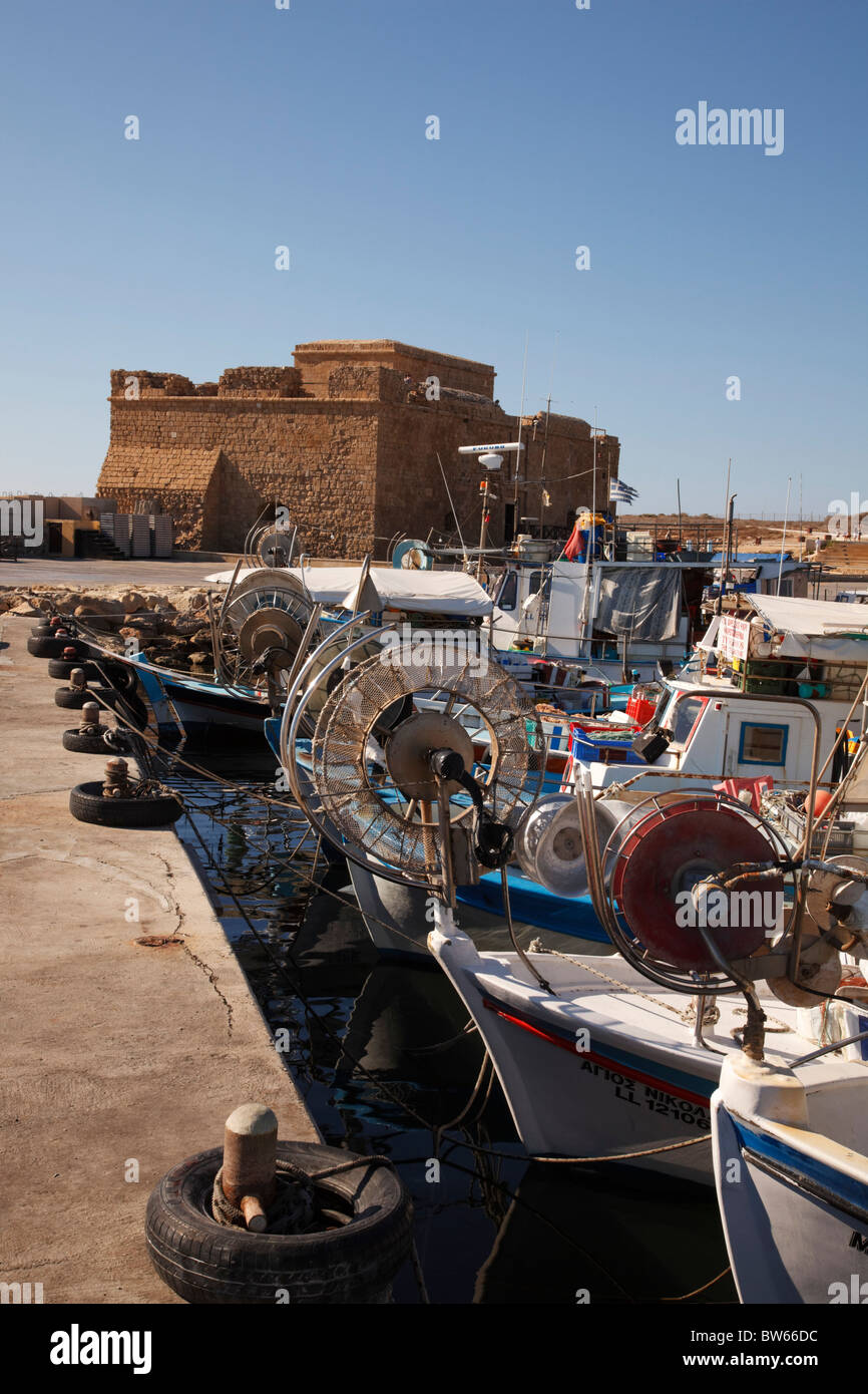 Bateaux à Pafos , Paphos, Port. Château de Paphos. Banque D'Images