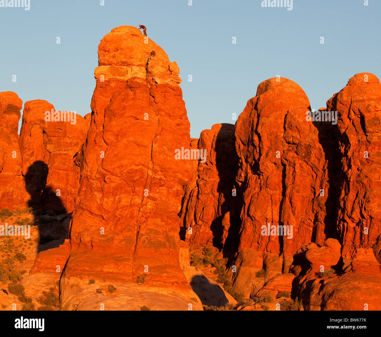 Alpinistes sur Owl Rock dans le jardin d'Eden, Arches National Park, Utah Banque D'Images