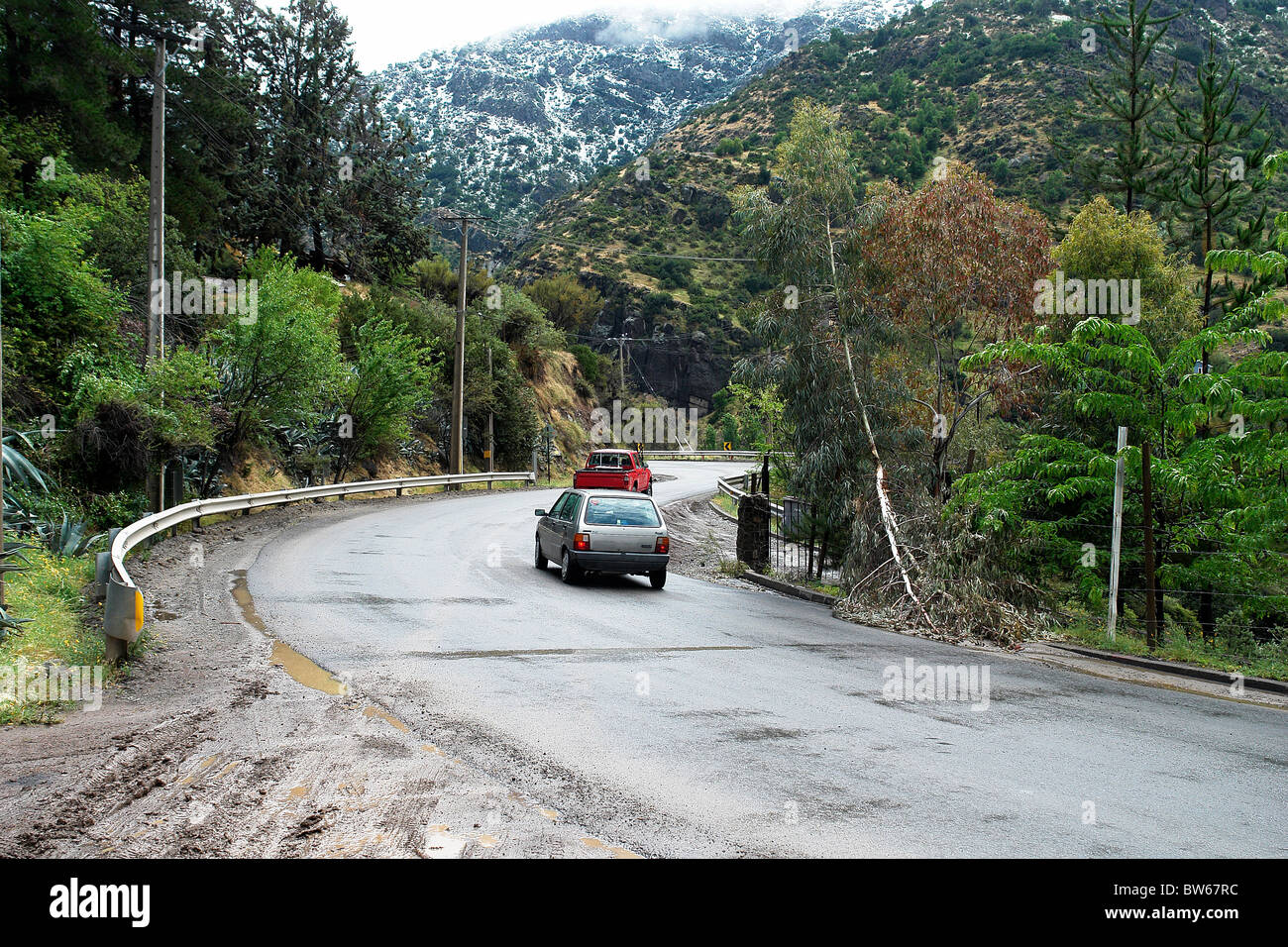 Route avec belle végétation dans la cordillère des Andes, hiver, tourisme Chili Santiago. Banque D'Images