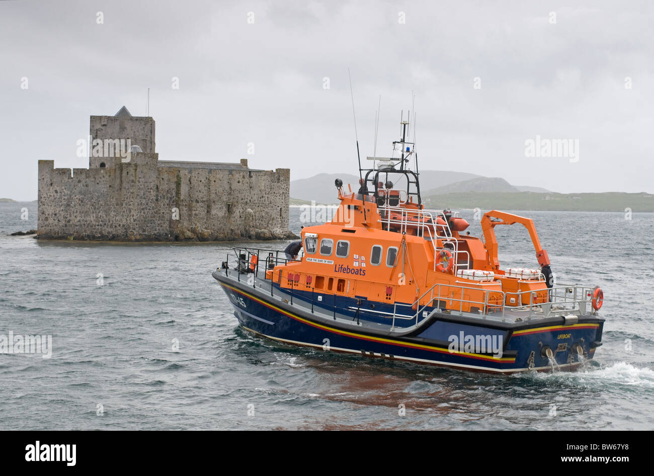 Lifeboat 17-45 "Le Duc de Kent' quitte le château de Kisimul vers Isle of Barra, Hébrides extérieures, en Écosse. 7010 SCO Banque D'Images