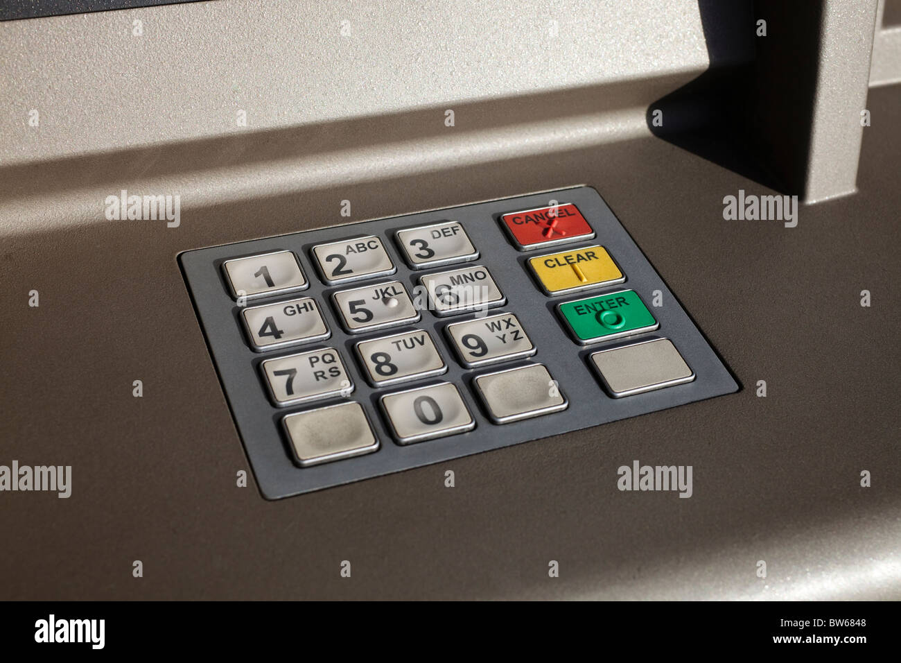 Point d'argent au guichet ATM du clavier à l'extérieur d'une banque ...