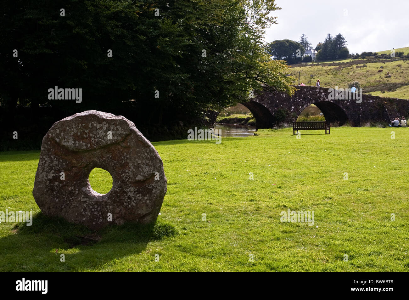 Vieille roue de pierre dans un jardin, Dartmoor Banque D'Images