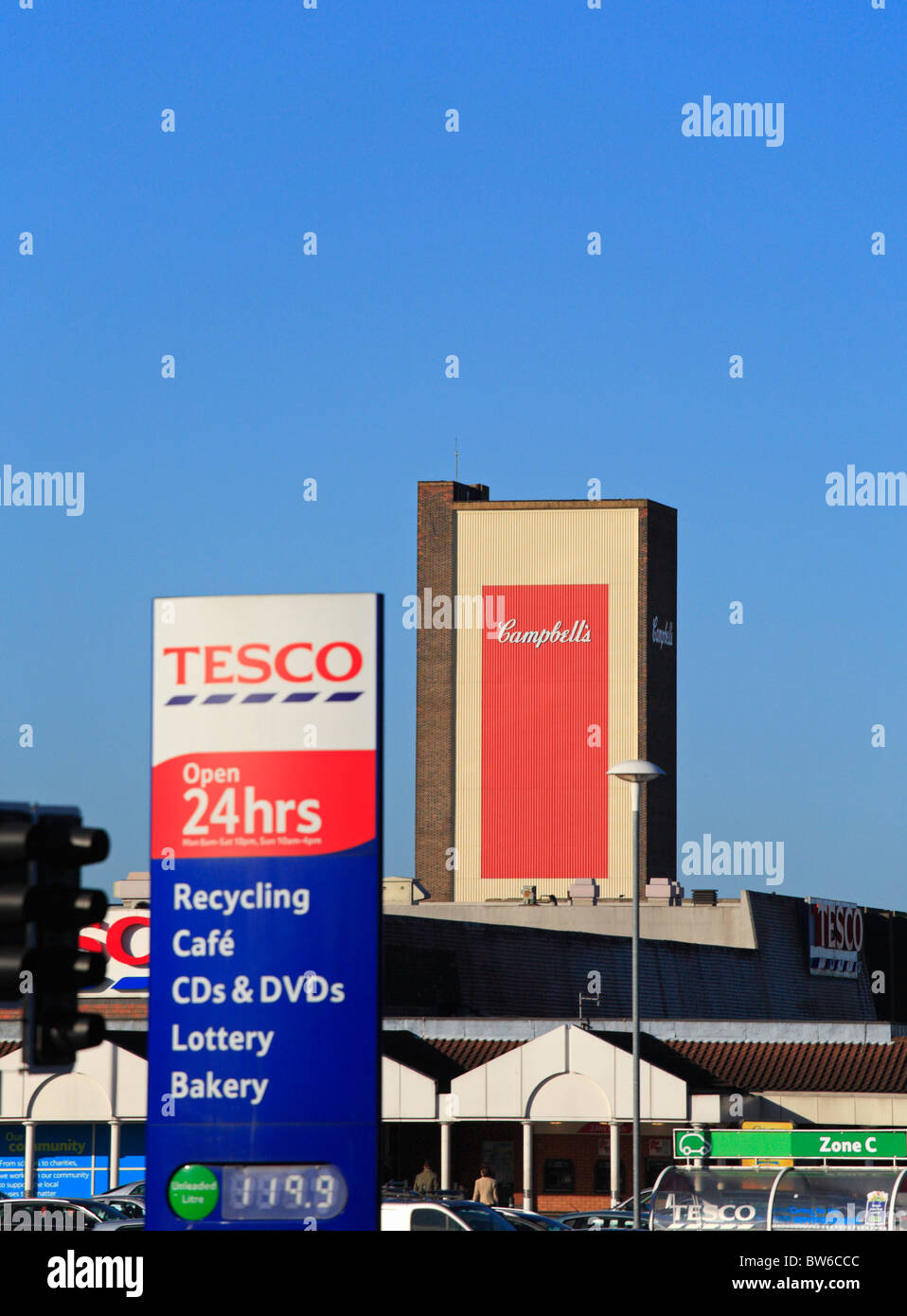 Le Tescos magasin au site Hardwick à King's Lynn le les Campbell's Soup factory tour dans l'arrière-plan. Banque D'Images