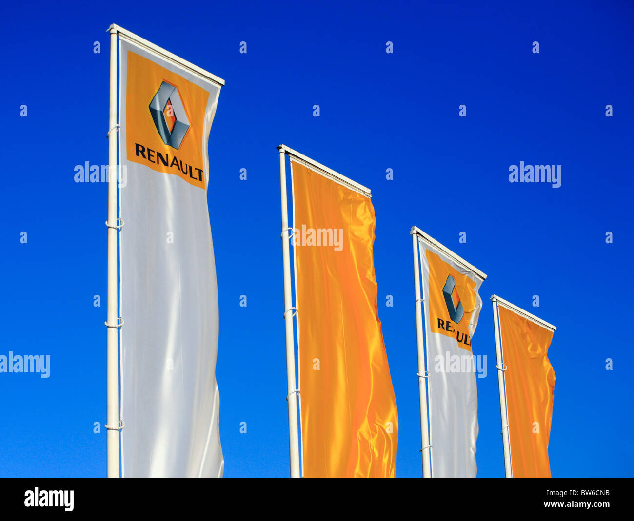 Drapeaux Renault à l'extérieur d'une voiture d'exposition à King's Lynn, Royaume-Uni. Banque D'Images