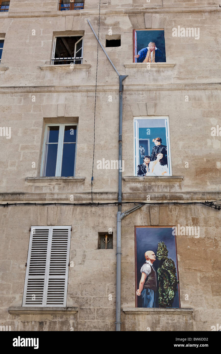 Trompe l'oeil tableaux décorent les fenêtres de cette vieille maison à Avignon, Vaucluse, France. Banque D'Images