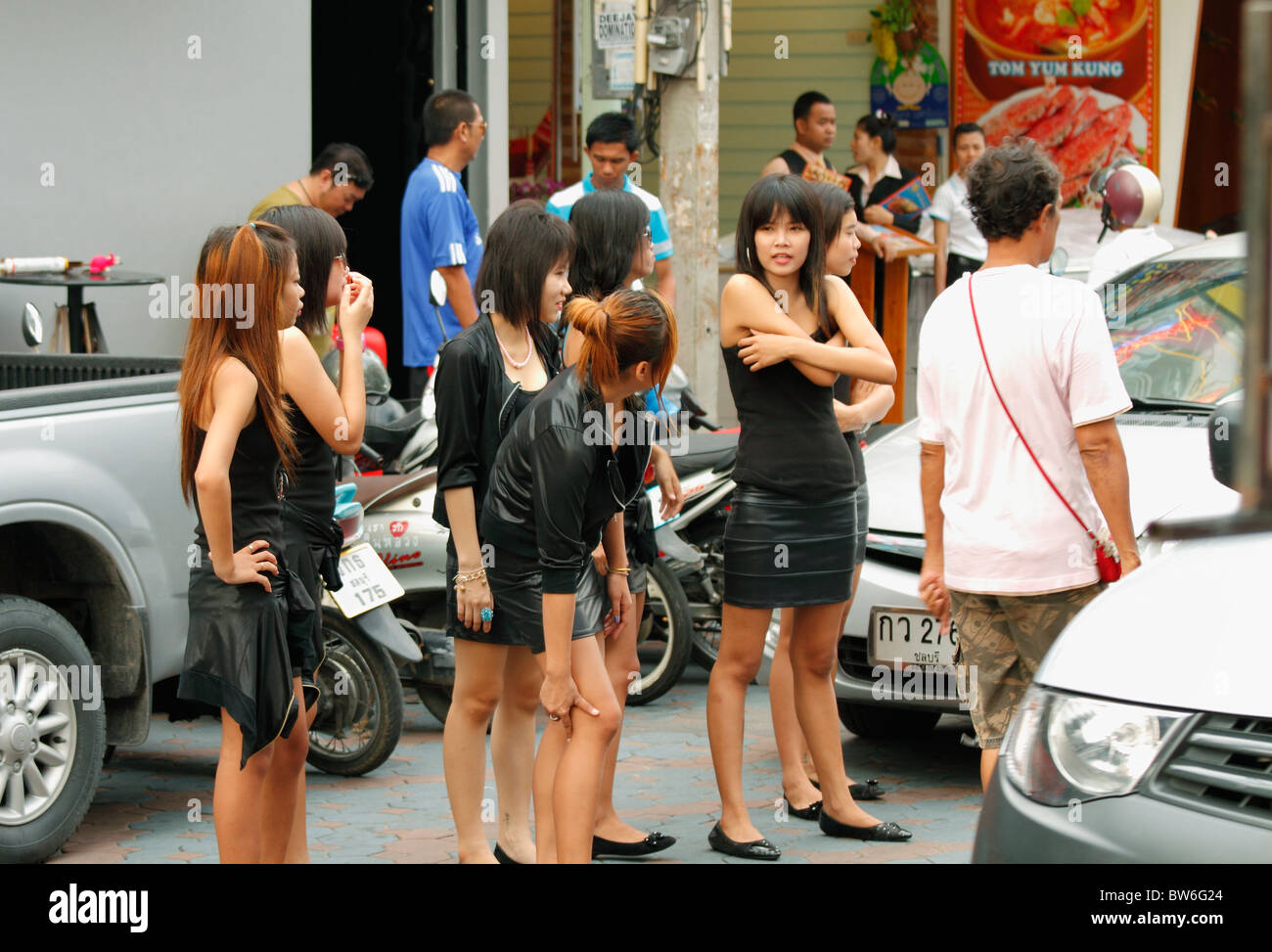 Couleur Noir habillé de jeunes filles thaïlandaises à appeler les clients, à l'avant d'un bar - night club, Pattaya, Thaïlande, Octobre 2010 Banque D'Images