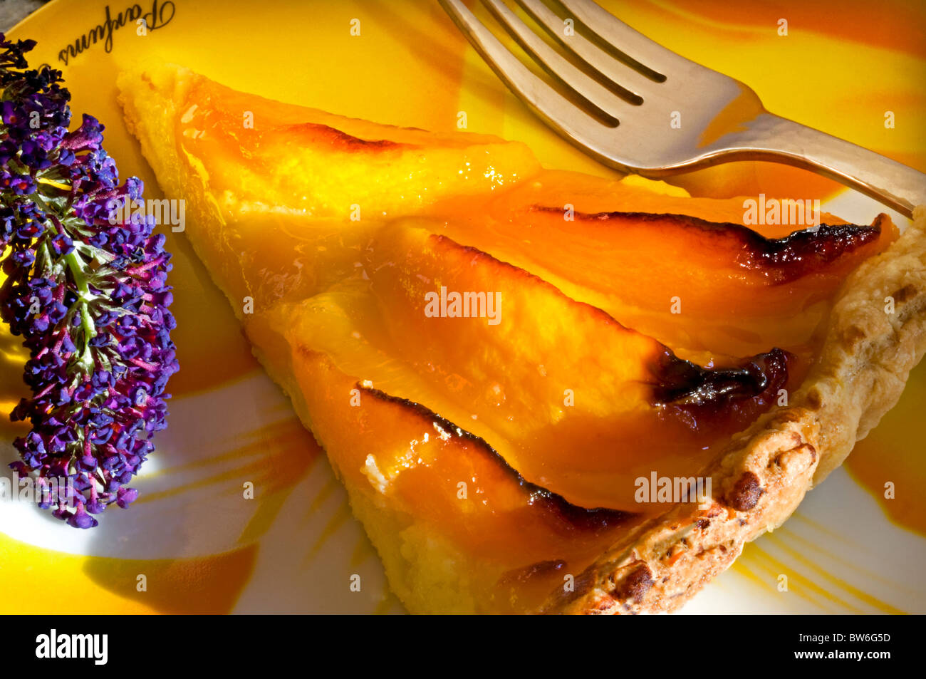Tranche de tarte aux pêches dessert sur assiette Banque D'Images