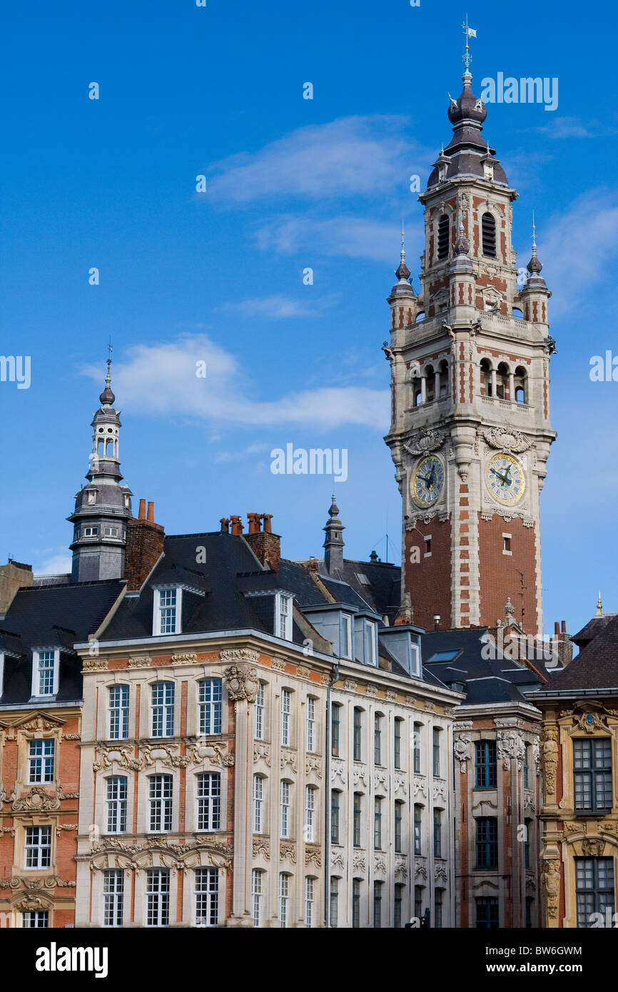 Tour de la Chambre de commerce et les maisons historiques à Lille, France Banque D'Images