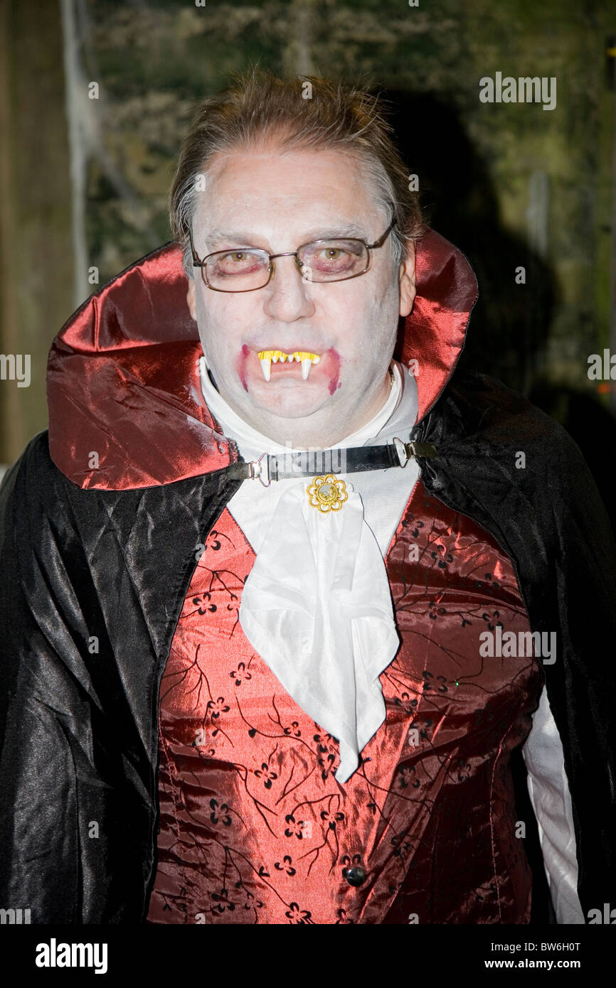 Homme habillé comme le comte Dracula à l'Halloween Banque D'Images