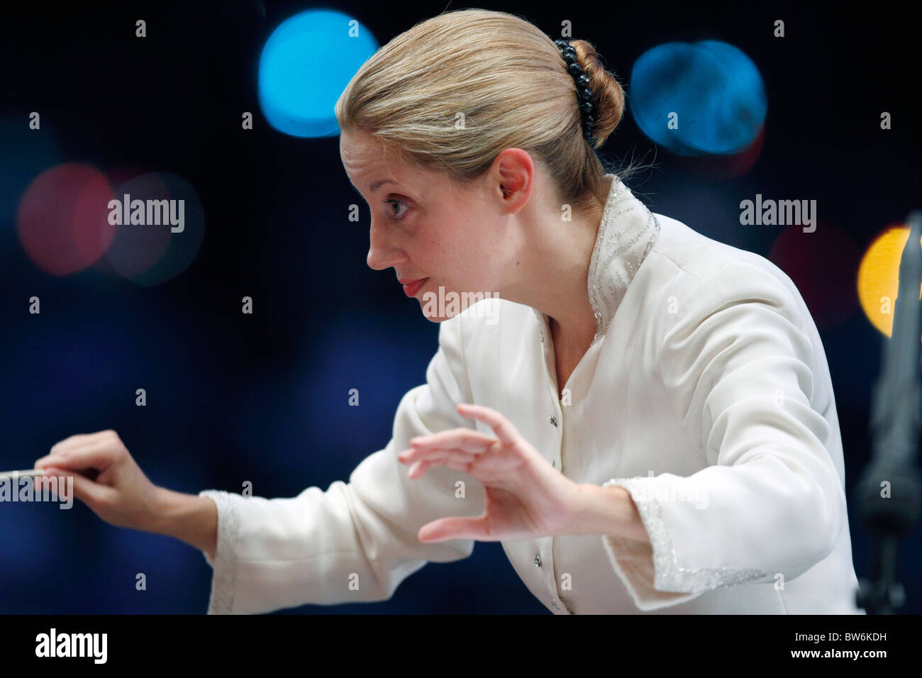 Joan Landry mène l'orchestre Boston Landmarks au Hatch Shell dans Boston, Massachusetts Banque D'Images