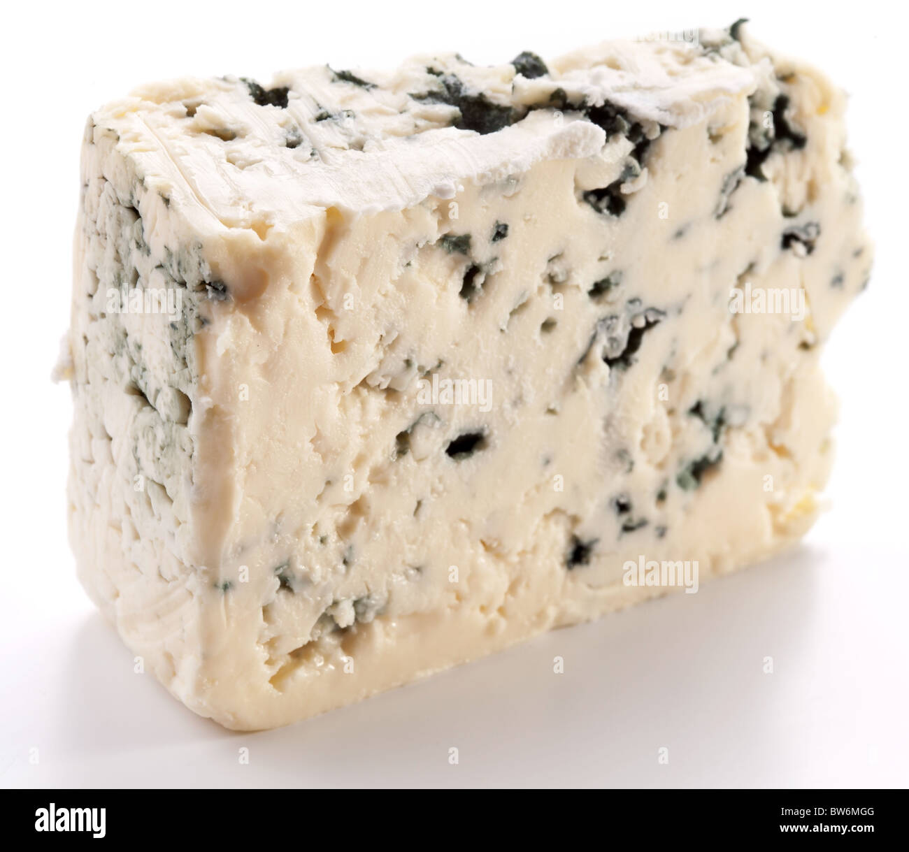 Le fromage bleu sur fond blanc. Banque D'Images