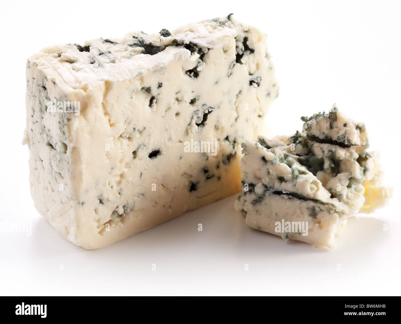 Le fromage bleu sur fond blanc. Banque D'Images