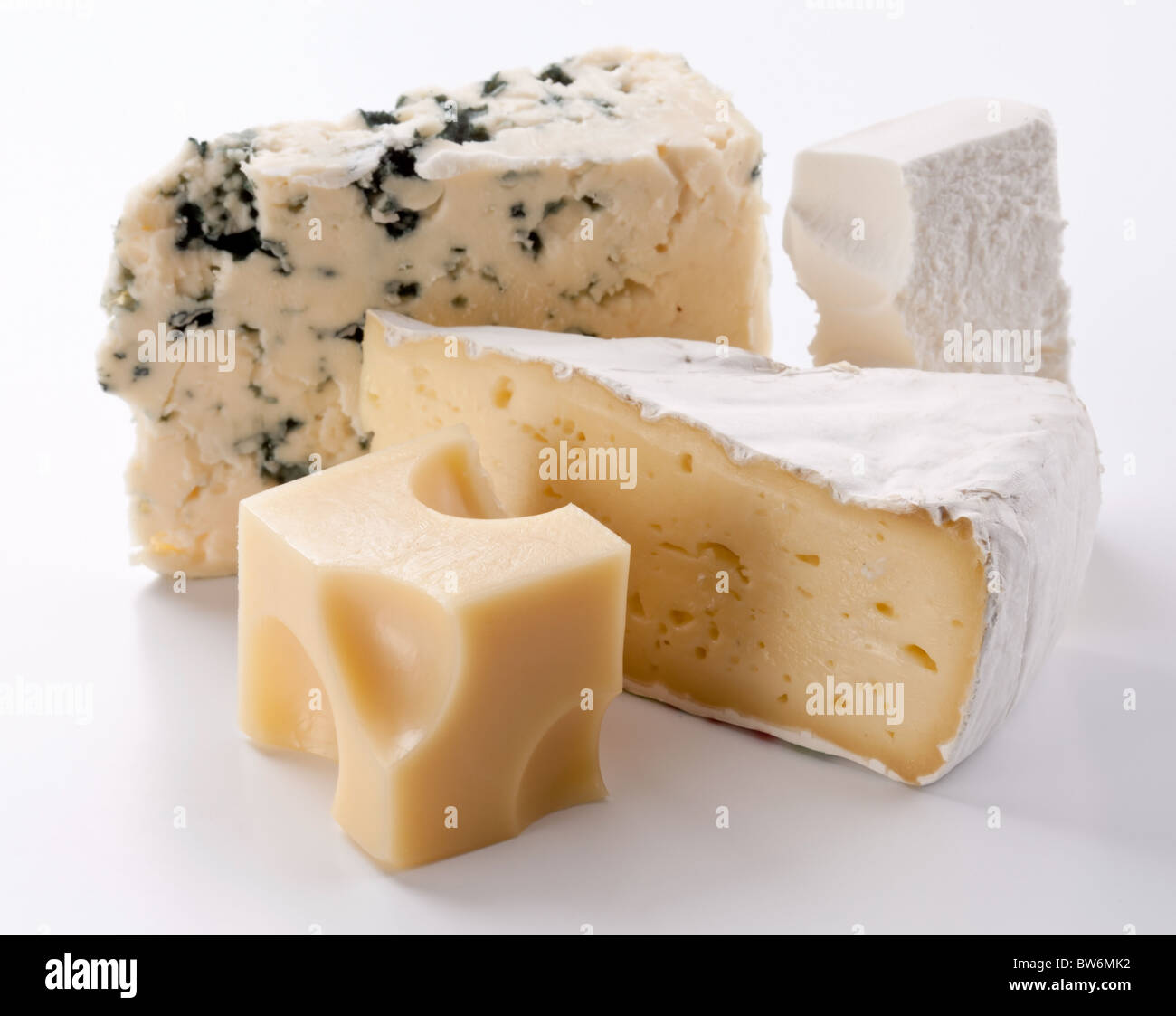 Divers types de fromages sur un fond blanc. Banque D'Images