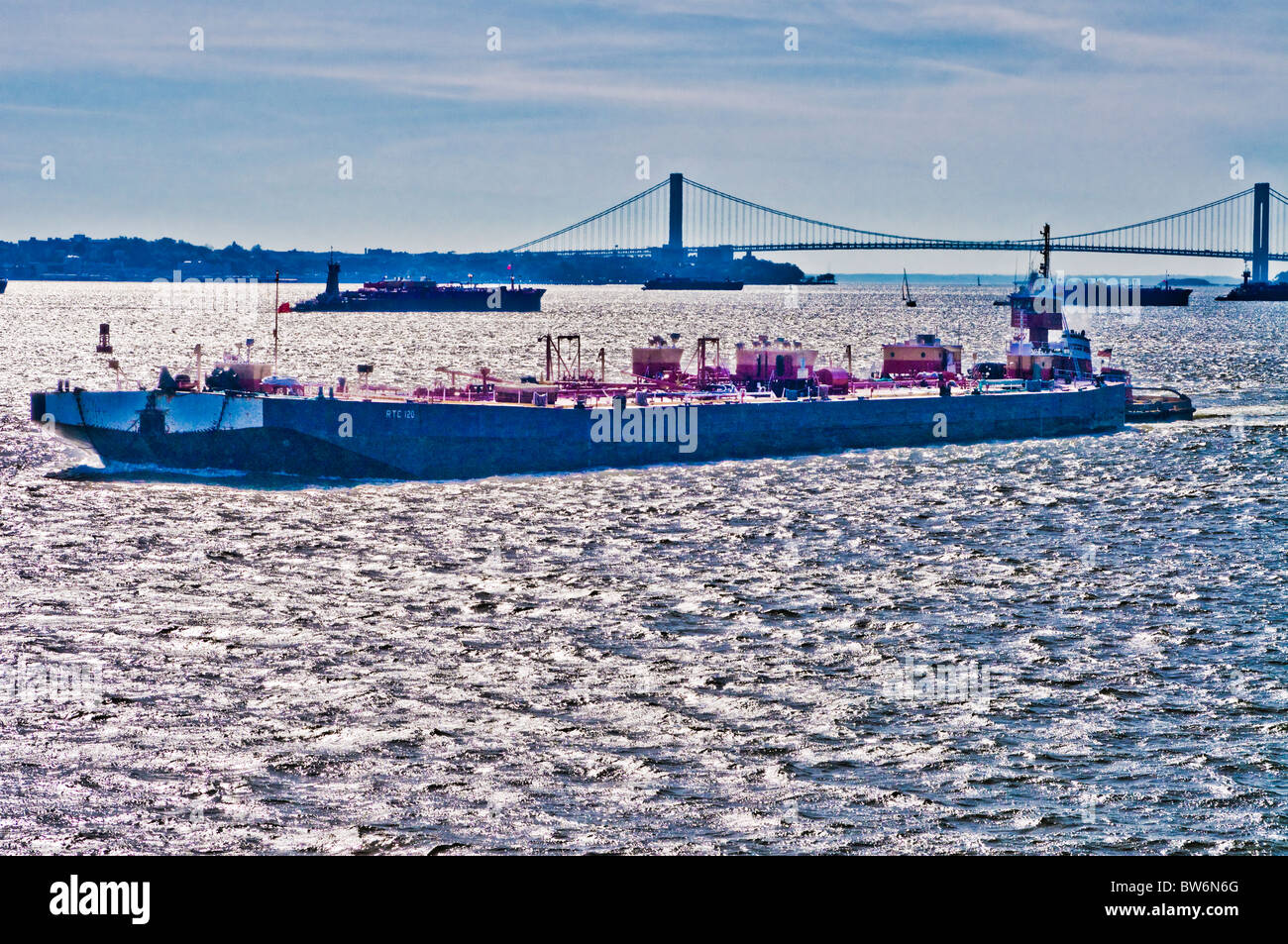 L'entrée du port pétrolier de NYC Verrazano Bridge en arrière-plan Banque D'Images