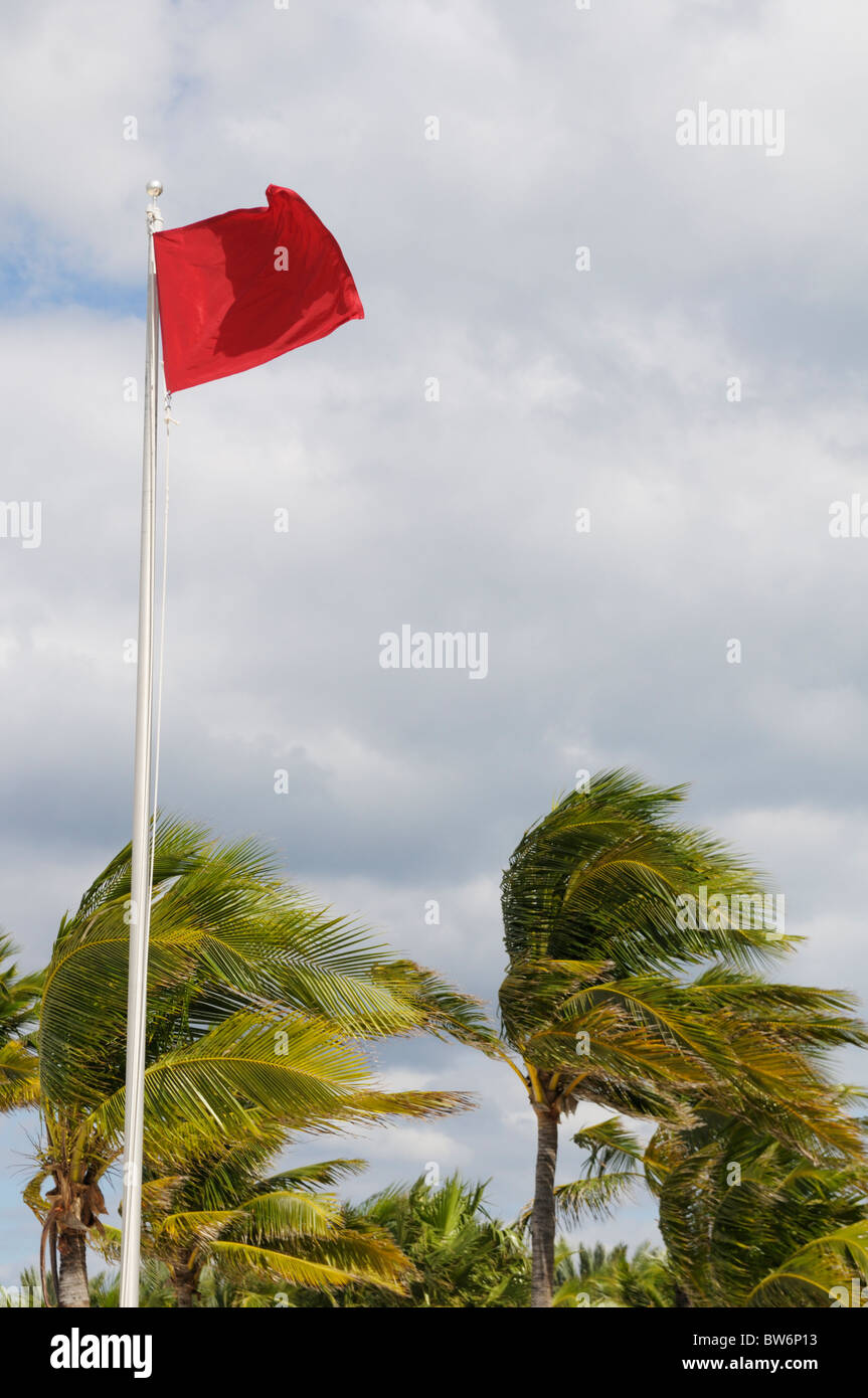Attention au drapeau rouge une plage des Caraïbes au cours des vents forts de l'approche de l'ouragan Tomas Banque D'Images
