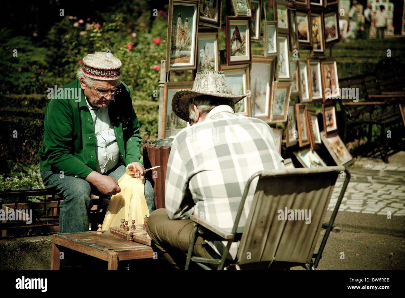 Les artistes qui vendent leurs œuvres dans le Théâtre National Park, au centre-ville de Iasi, Roumanie. Banque D'Images