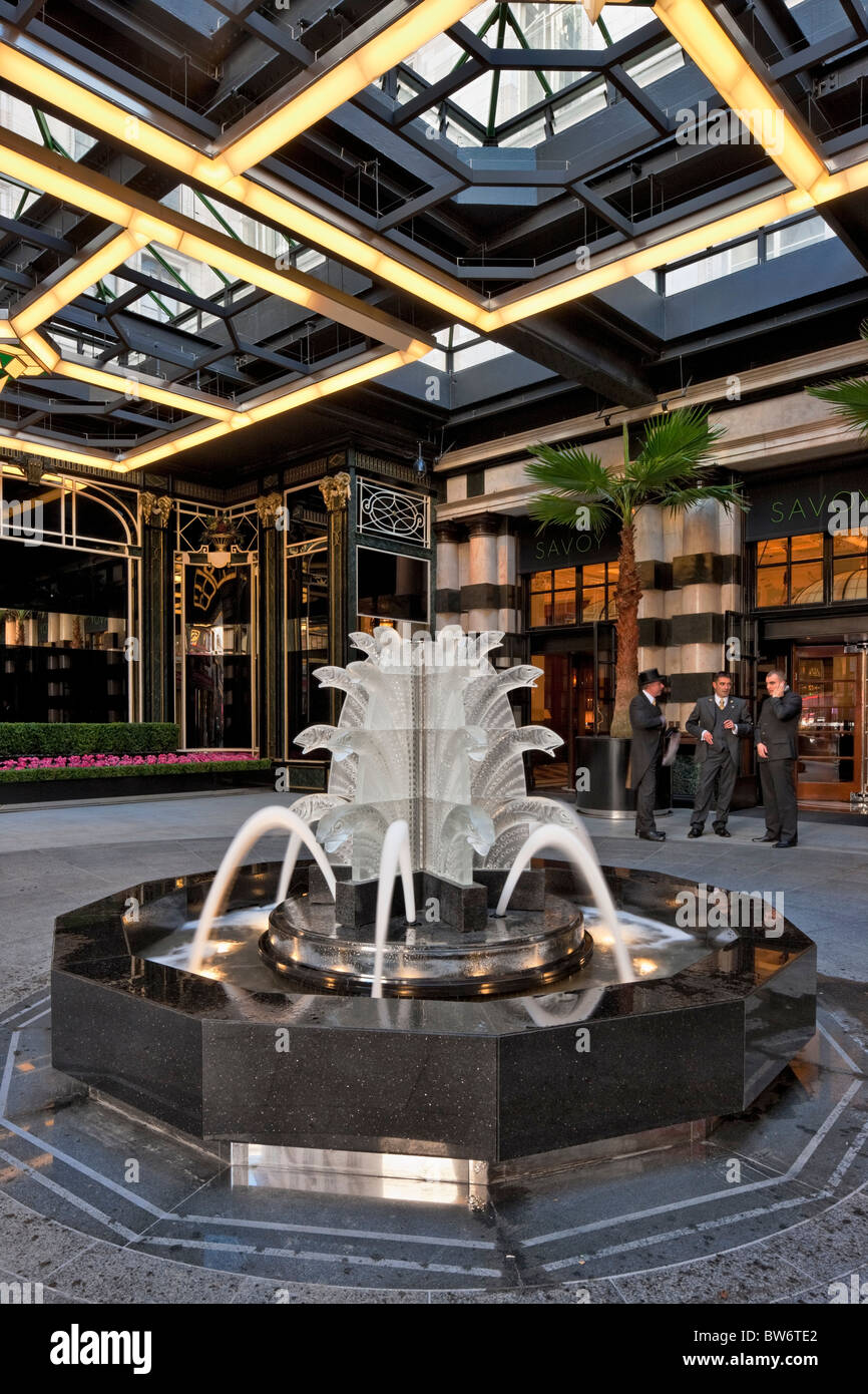 Lalique eau dans la cour d'entrée de l'Hôtel Savoy à Londres rénové - a rouvert ses portes en octobre 2010. Banque D'Images