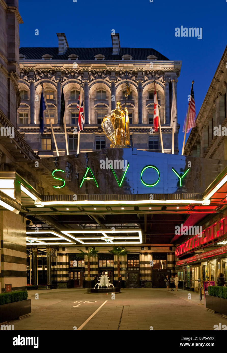 Cour d'entrée de l'Hôtel Savoy à Londres rénové - a rouvert ses portes en octobre 2010. Banque D'Images