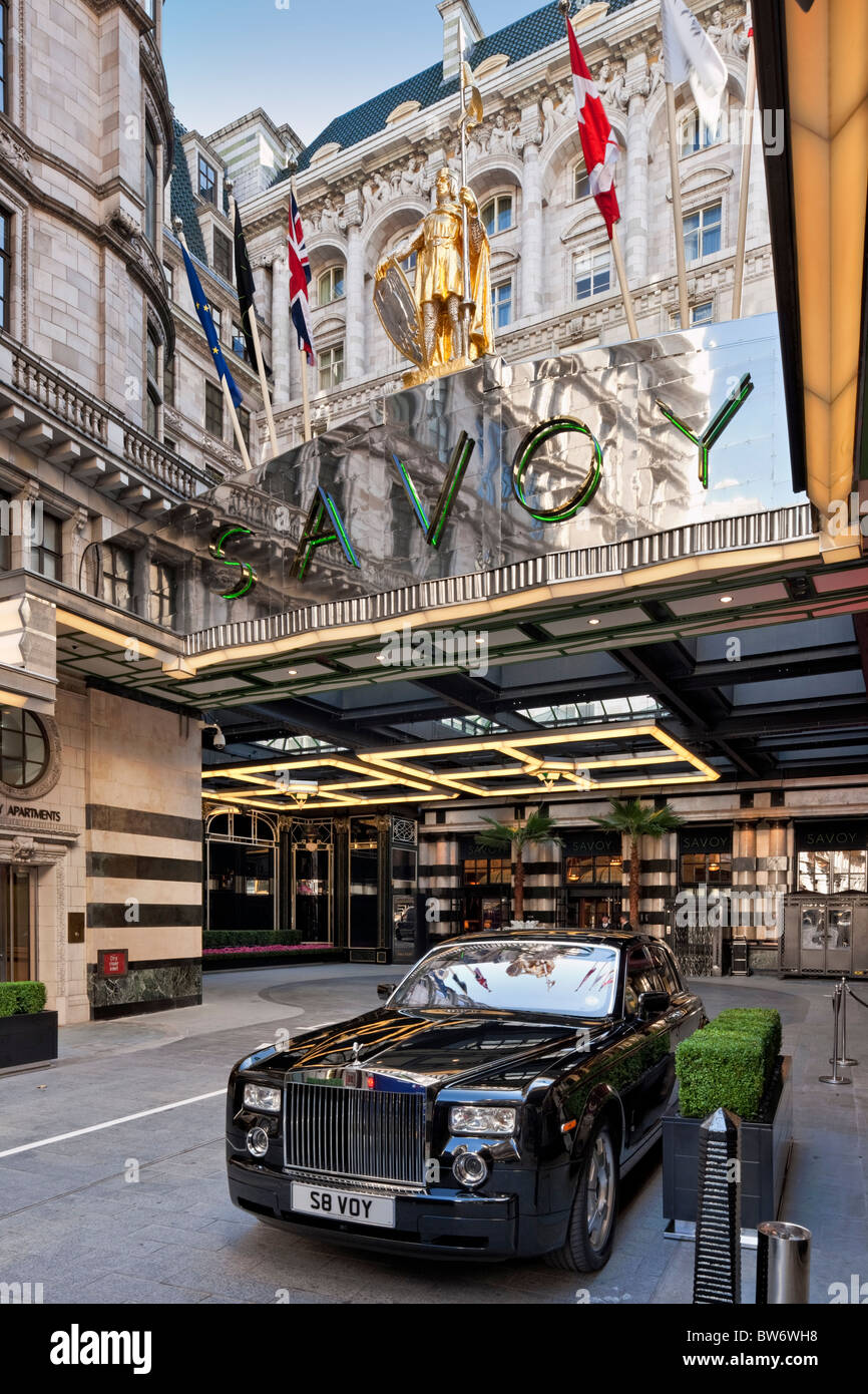 Cour d'entrée de l'Hôtel Savoy à Londres rénové - a rouvert ses portes en octobre 2010. Banque D'Images