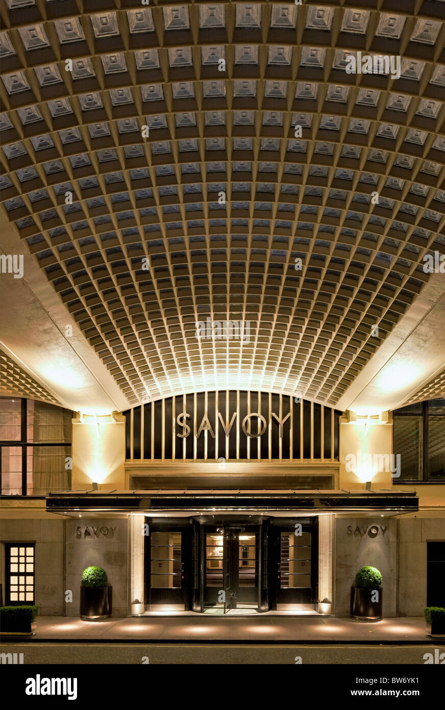 Riverside entrée de la rénovation de l'Hôtel Savoy à Londres - a rouvert ses portes en octobre 2010. Banque D'Images