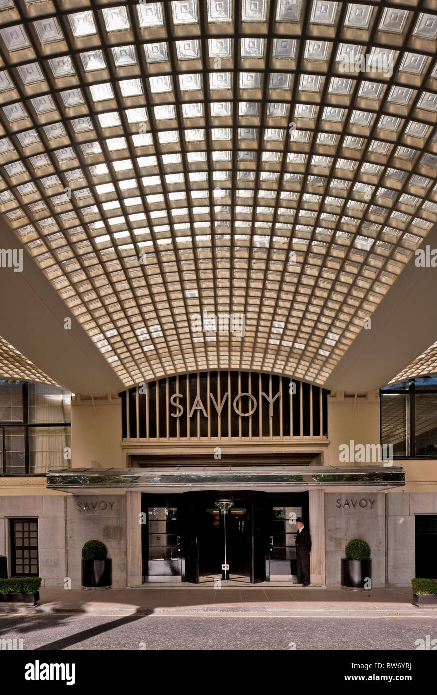 Riverside entrée de la rénovation de l'Hôtel Savoy à Londres - a rouvert ses portes en octobre 2010. Banque D'Images