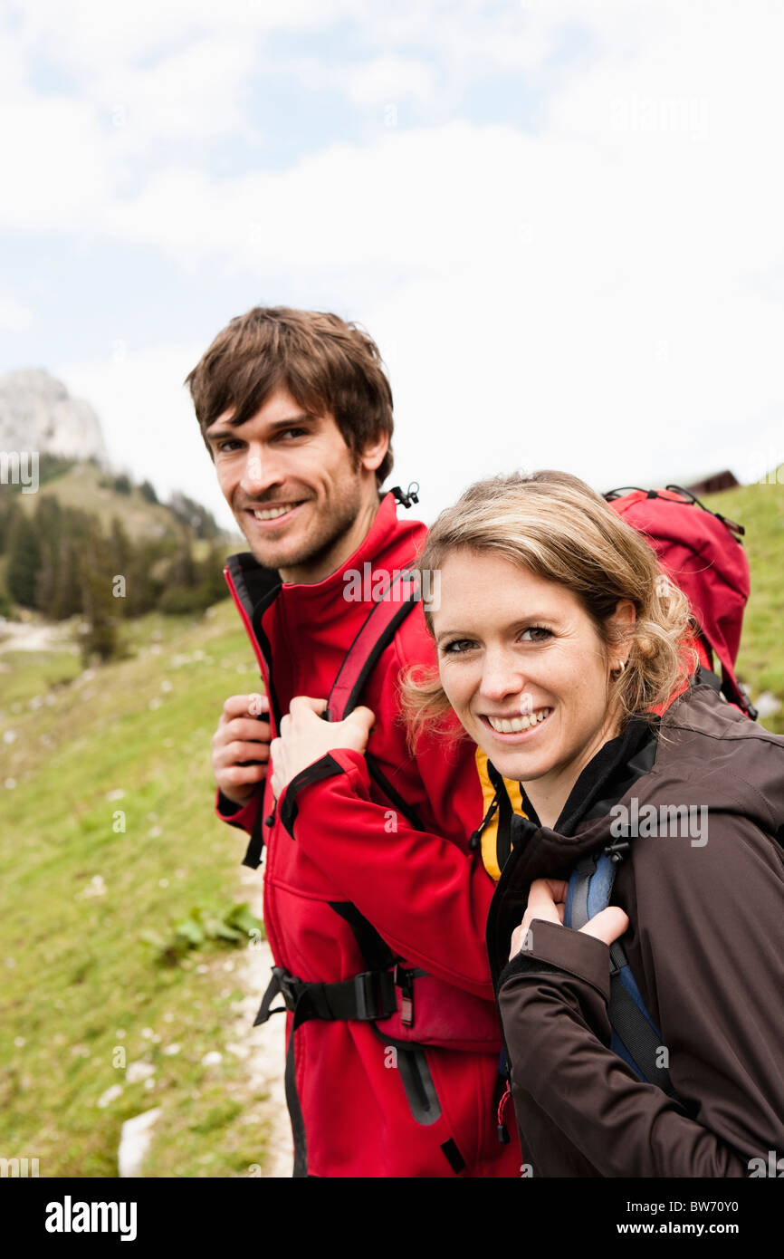 Couple à la recherche de randonnées à l'appareil photo Banque D'Images