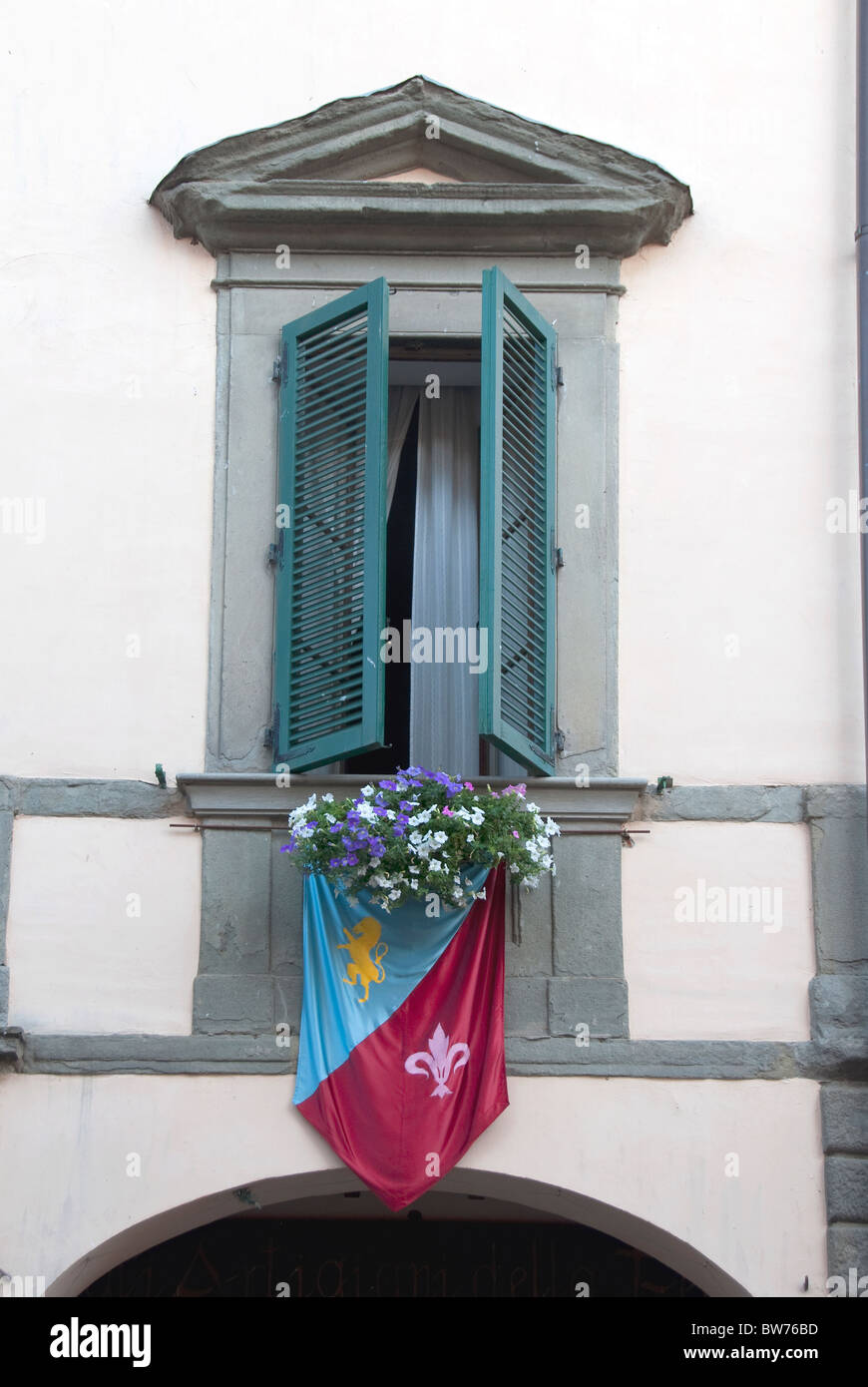 Fenêtre à volets avec drapeau et fenêtre de dialogue, l'ASIT, l'Cassentino Région de la Province de Arezzo, Toscane, Italie. Banque D'Images