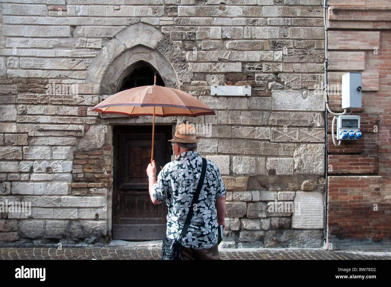 Vues touristiques avec parapluie un ancien mur d'Osimo, province de Macerata, Marches, Italie Banque D'Images