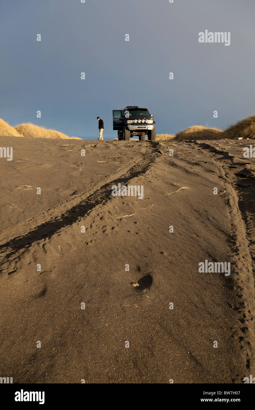 Une modification Ford E-350 sur une plage volcanique noire, côte sud-ouest de l'Islande. Banque D'Images