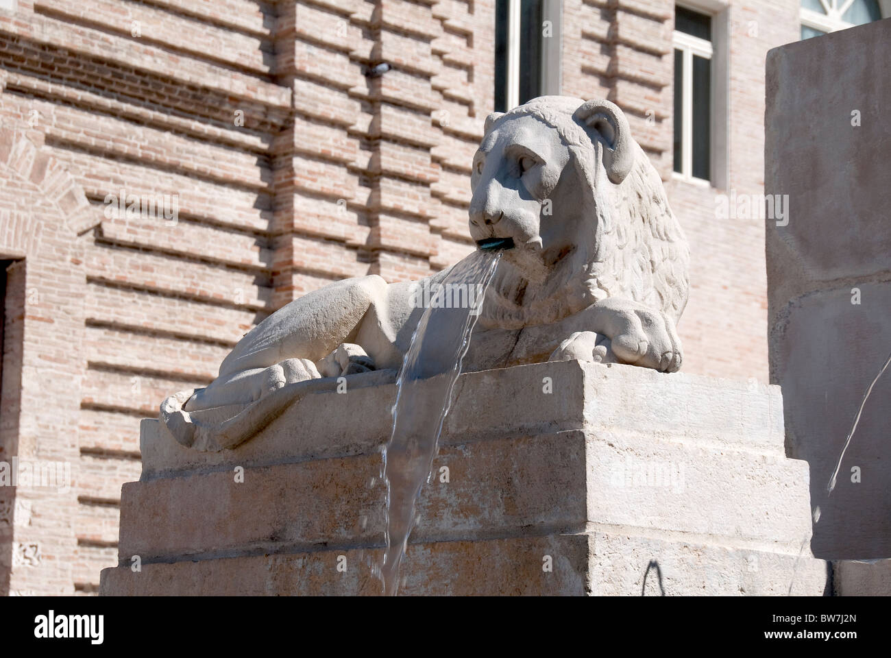 Lion en pierre fontaine dans la Piazza Federico II, Jesi, le Marches, Italie Banque D'Images