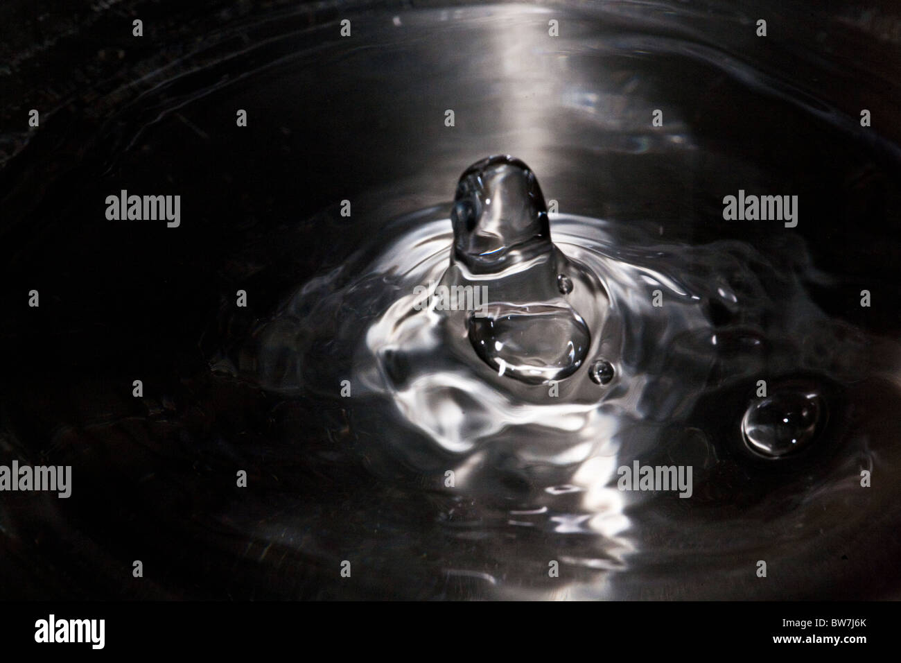 Frapper des gouttelettes de surface de l'eau. Banque D'Images