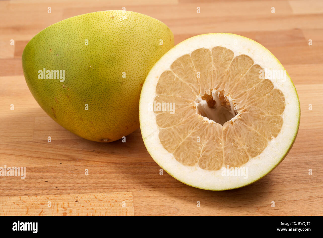 Scieries de moitié miel d'agrumes pomelo fruit maxima Banque D'Images