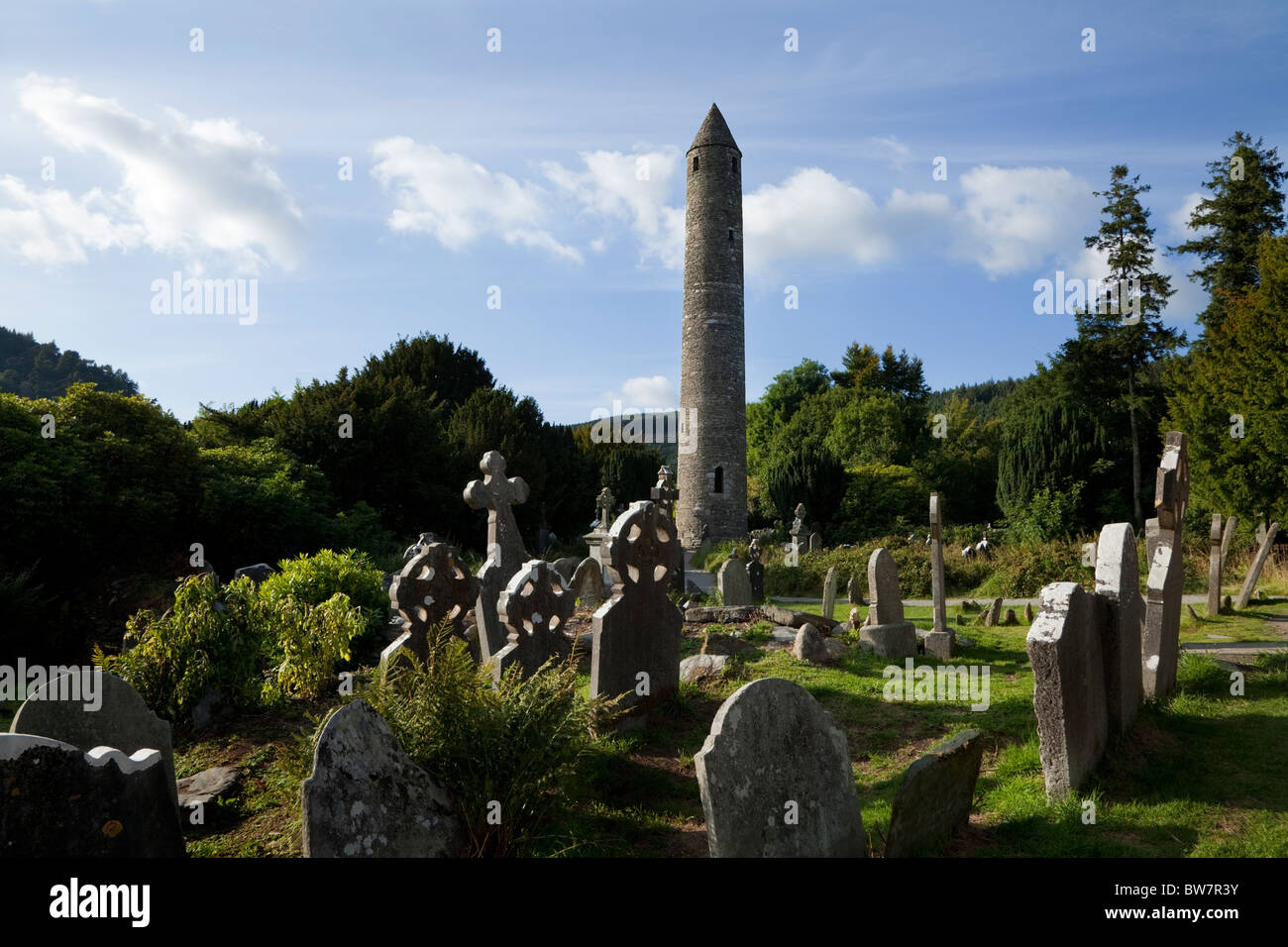 Tour Ronde et le cimetière de Glendalough Début Site Monastique, comté de Wicklow, Irlande Banque D'Images