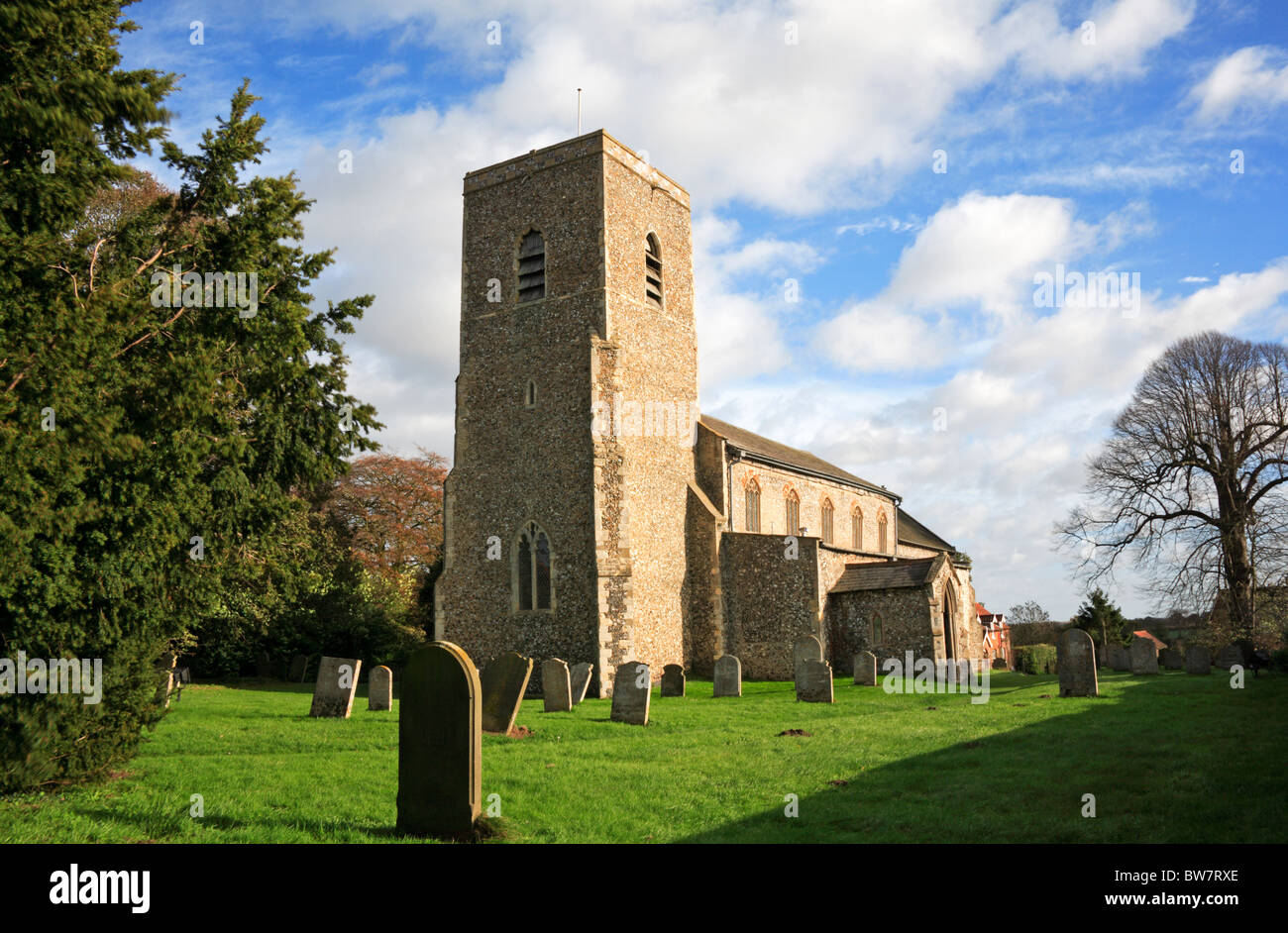 L'Église de Tous les Saints à Marsham, Norfolk, Angleterre, Royaume-Uni, vu du sud-ouest. Banque D'Images