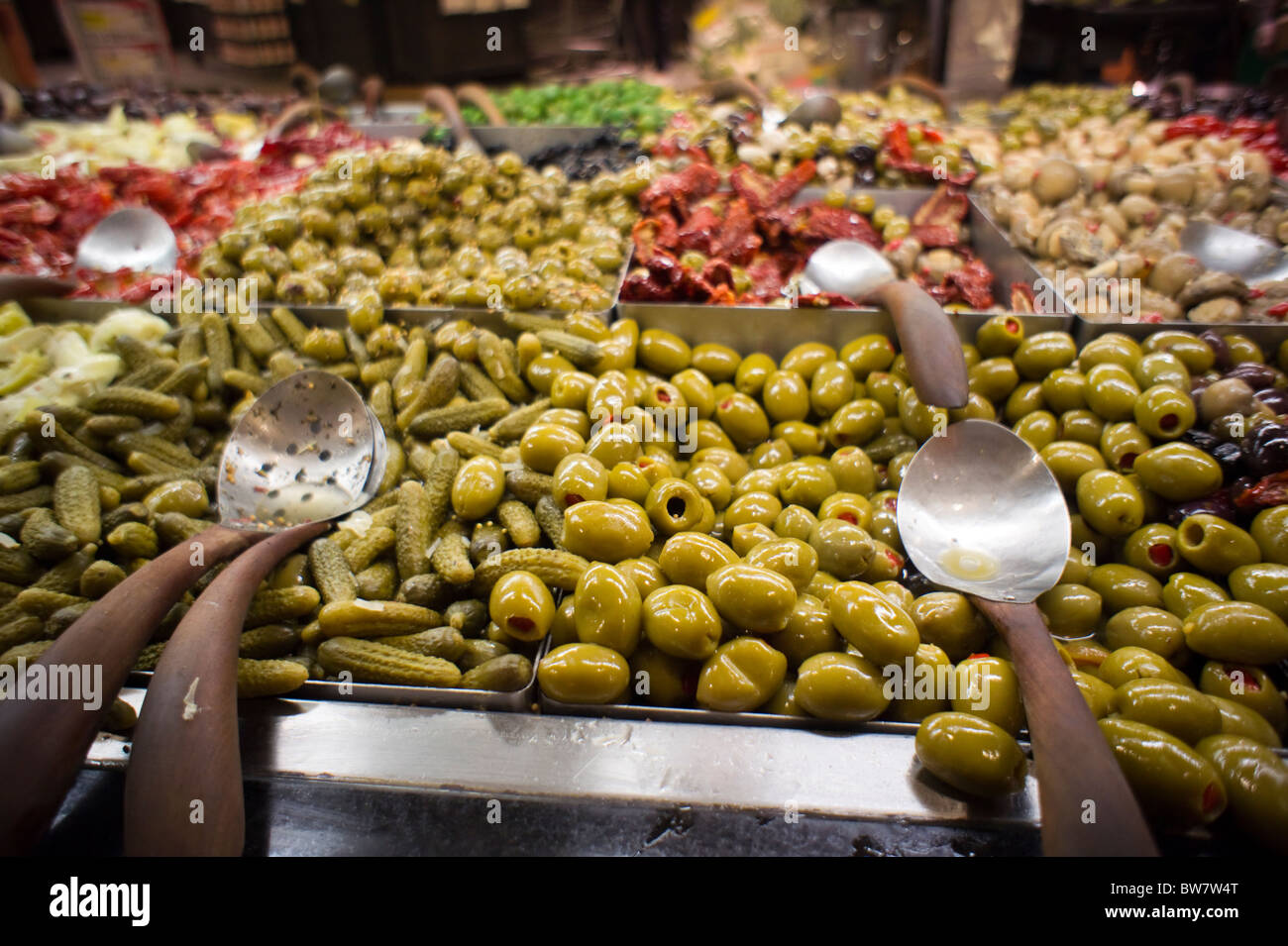 Les olives et autres cornichons dans la barre d'olive dans l'ensemble Foods dans le quartier de Tribeca New York Banque D'Images