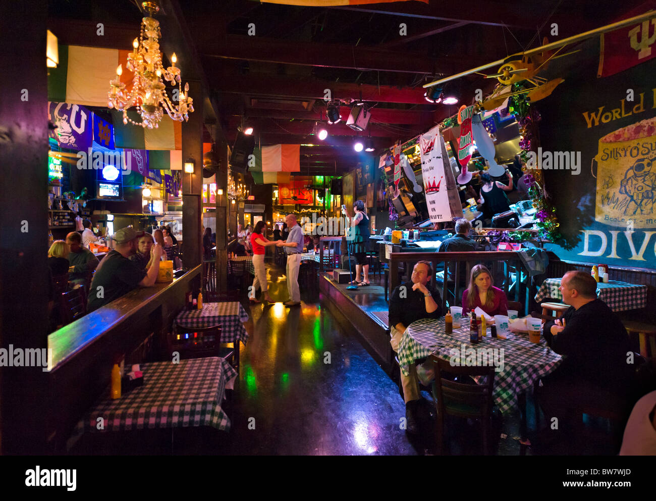 Intérieur d'un bar sur Beale Street at night, Memphis, Tennessee, États-Unis Banque D'Images