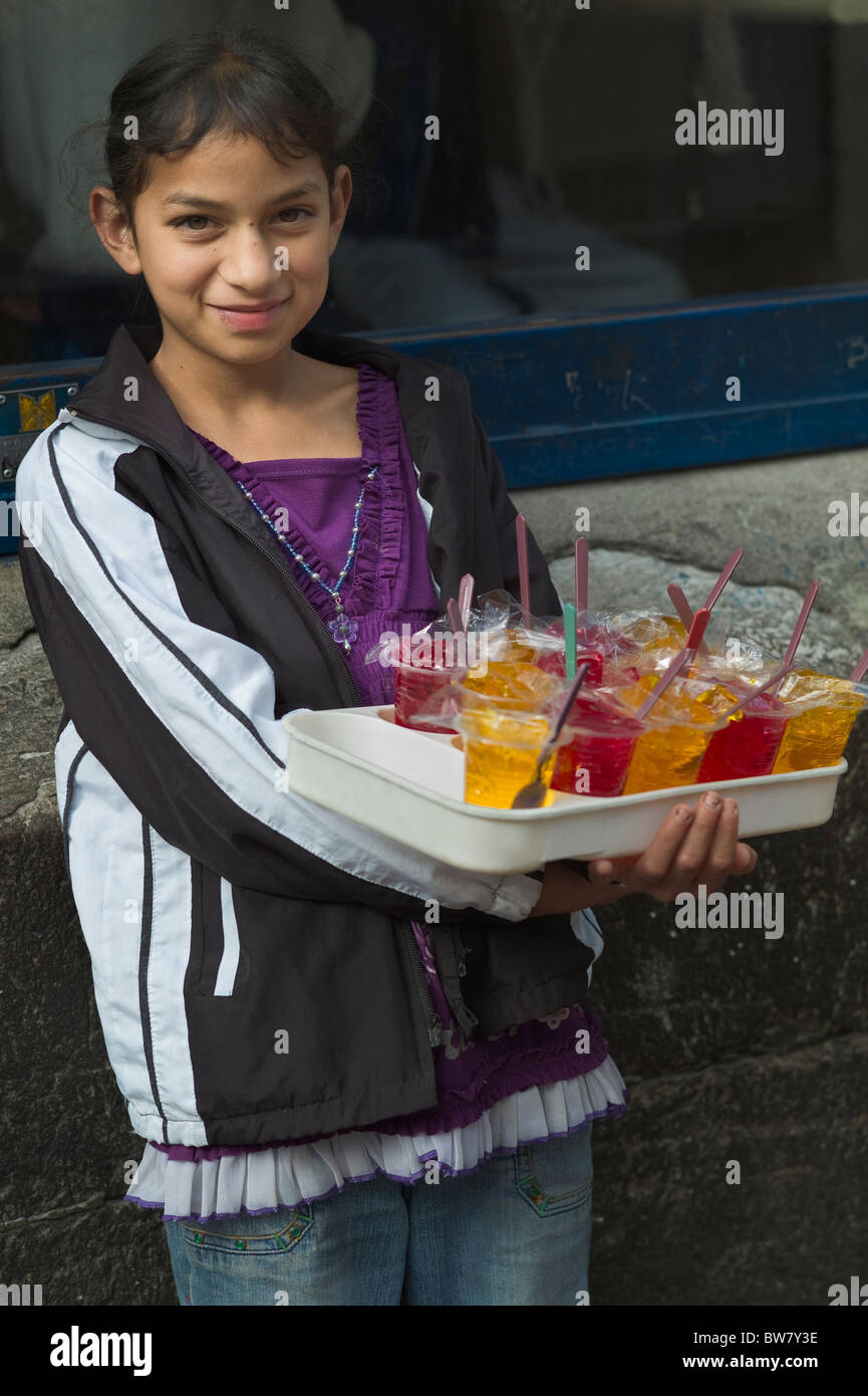 Jeune fille distributeur jello sur rue, Quito, Équateur Banque D'Images