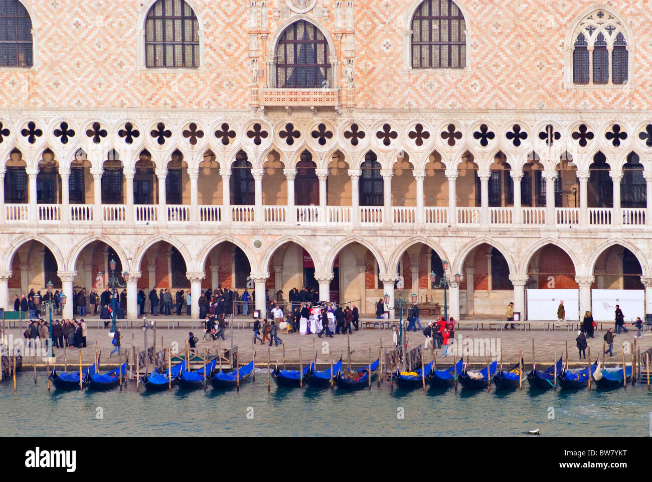 Amarré par les télécabines du Palais des Doges, Venise Banque D'Images