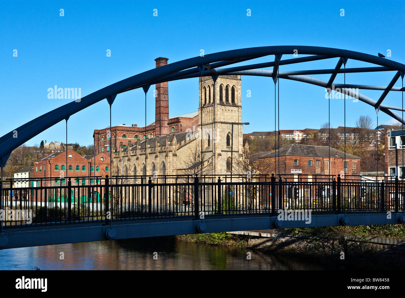 Rivière Don, passerelle, Aizlewoods Mill et l'Église du Nouveau Testament de Dieu, Sheffield Banque D'Images
