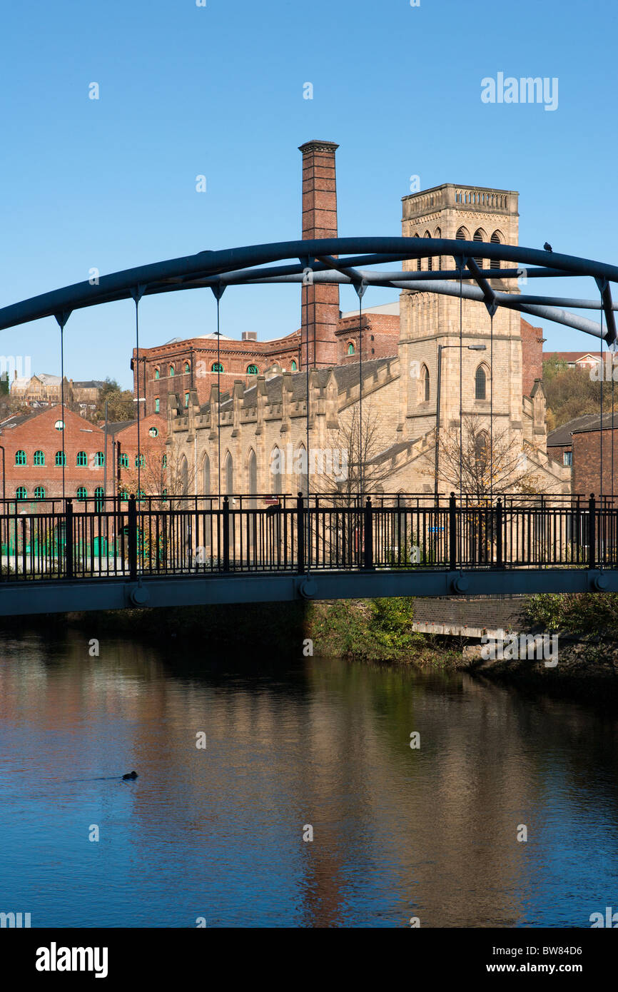 Rivière Don, passerelle, Aizlewoods Mill et l'Église du Nouveau Testament de Dieu, Sheffield Banque D'Images