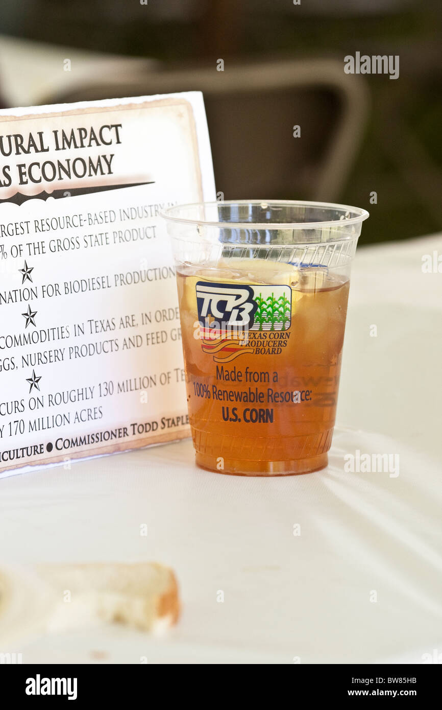 Tasse en plastique de maïs biodégradable fait de polylactide (PLA) rempli de thé glacé sur la table d'examen Banque D'Images