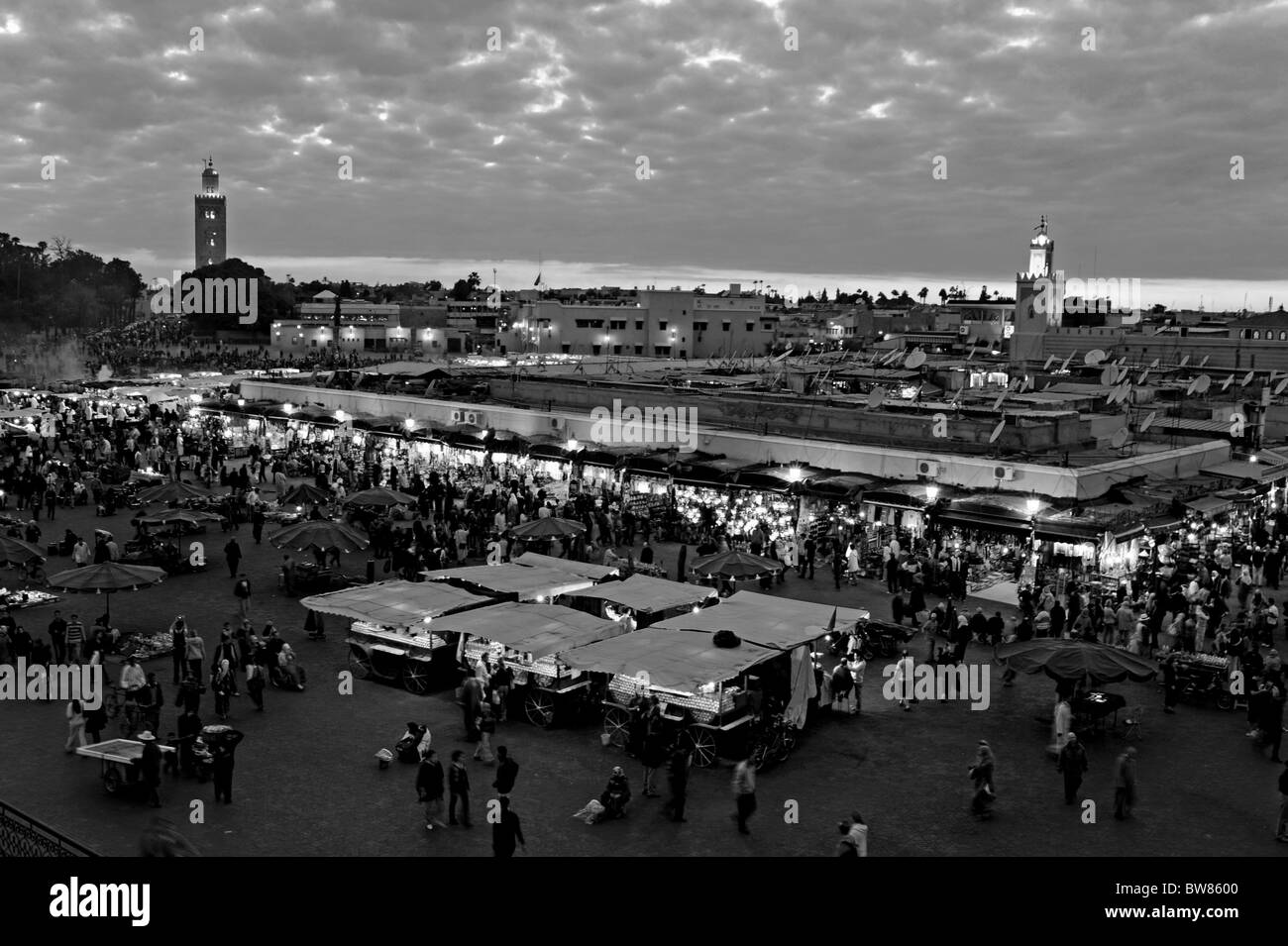 Maroc Marrakech - 2010 La célèbre place Djemaa El-Fna place du marché à Marrakech en début de soirée au crépuscule Banque D'Images