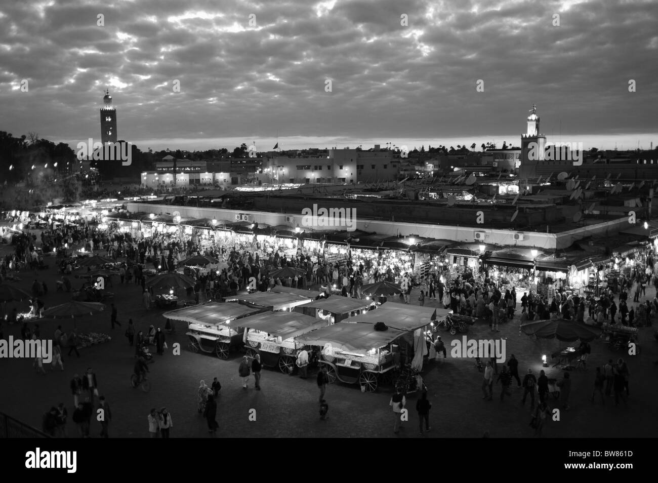 Maroc Marrakech - 2010 La célèbre place Djemaa El-Fna place du marché à Marrakech en début de soirée au crépuscule Banque D'Images