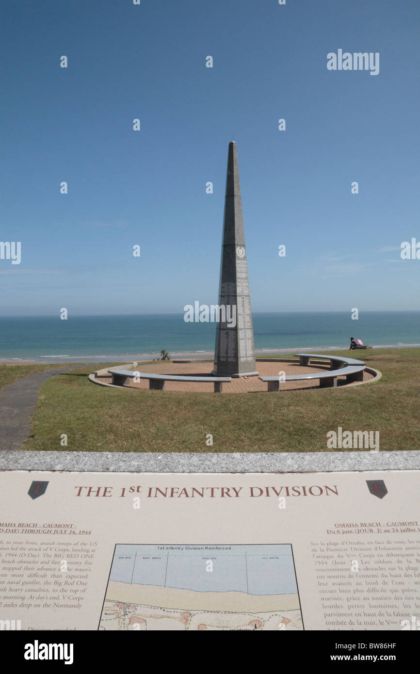 La 1re Division d'infanterie Memorial & au-dessus de la plaque d'information Les Moulins draw, Omaha Beach, Normandie, France. Banque D'Images