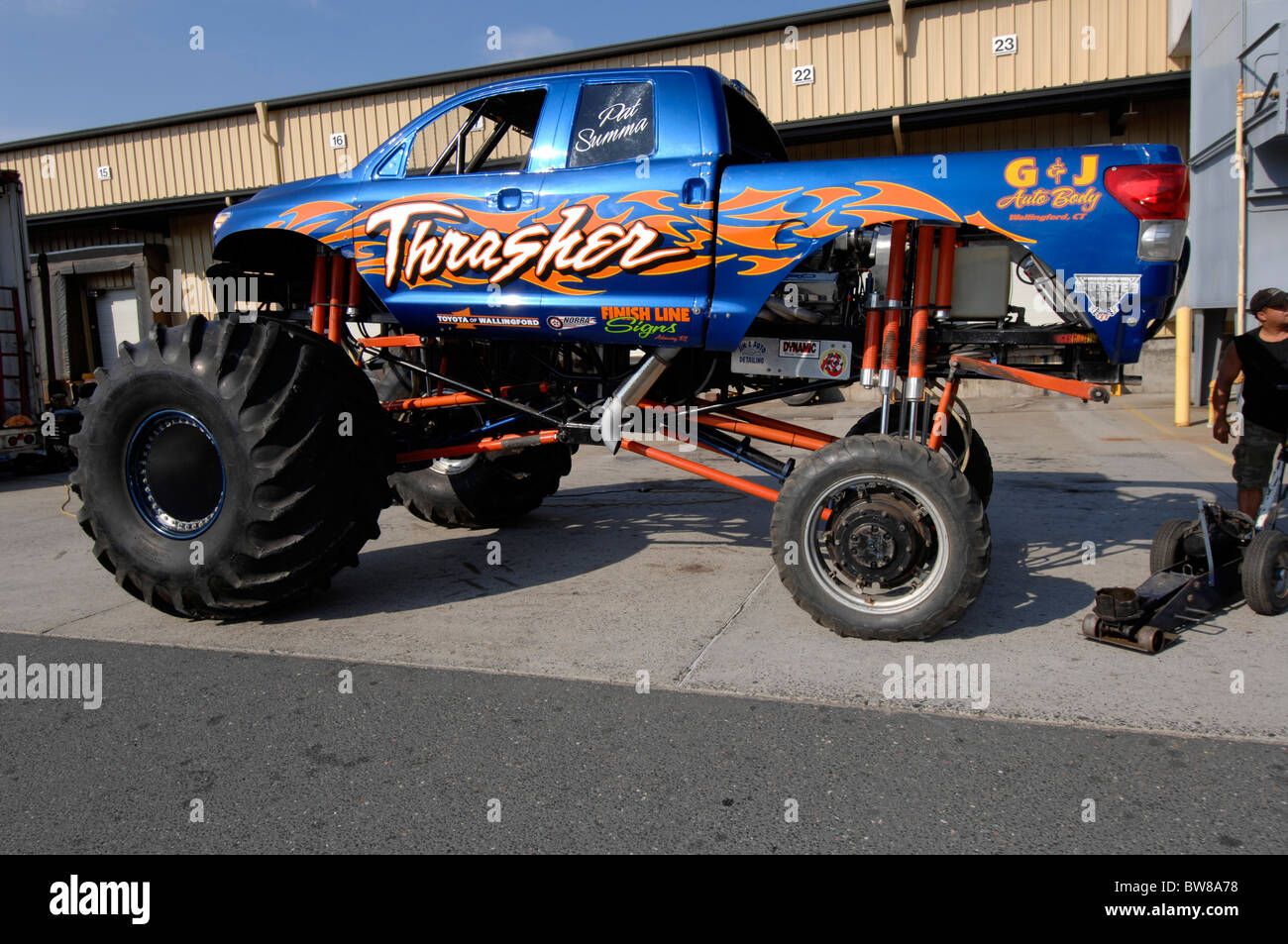 Thrasher Monster Truck au collecteur de fonds pour Komen Race for the Cure. Gros pneus n'entrent pas dans la remorque pour le transport. 9/08 Banque D'Images