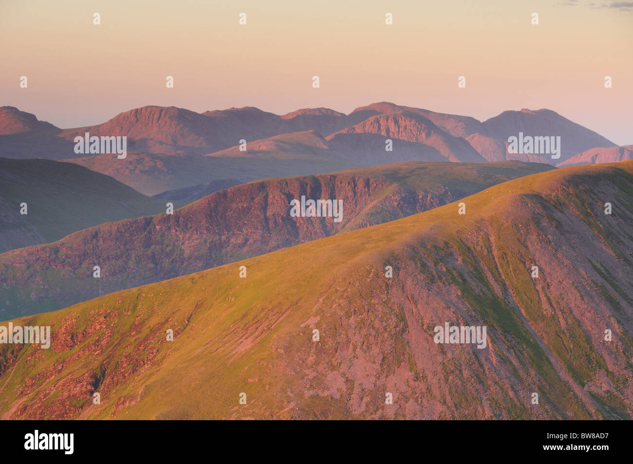 La lumière du soleil d'été l'aube rose sur les montagnes dans le Lake District Banque D'Images