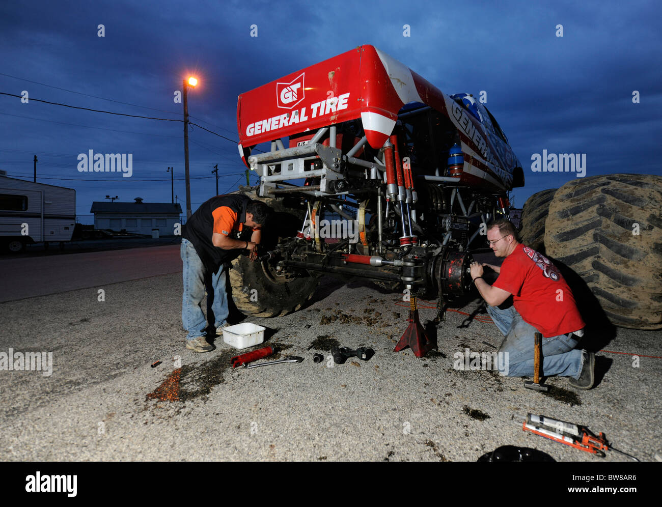 Pour l'essieu cassé fixation concours freestyle au Jamboree hors route 4x4 Monster Truck Show à Lima, Ohio. Banque D'Images
